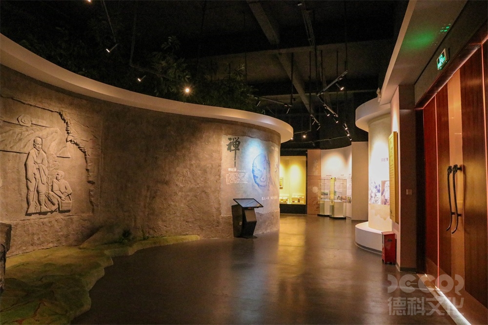 在廣州展館裝修中如何考慮展示品的燈光和影響？