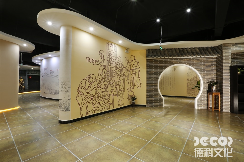 規(guī)劃館設(shè)計中，如何考慮觀眾的參觀動線和導(dǎo)覽服務(wù)的便利性？